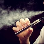 Existe preocupación sobre el uso de cigarrillos electrónicos entre los jóvenes.